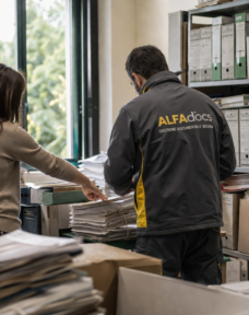 donna indica all'uomo quali documenti devono essere messi da parte